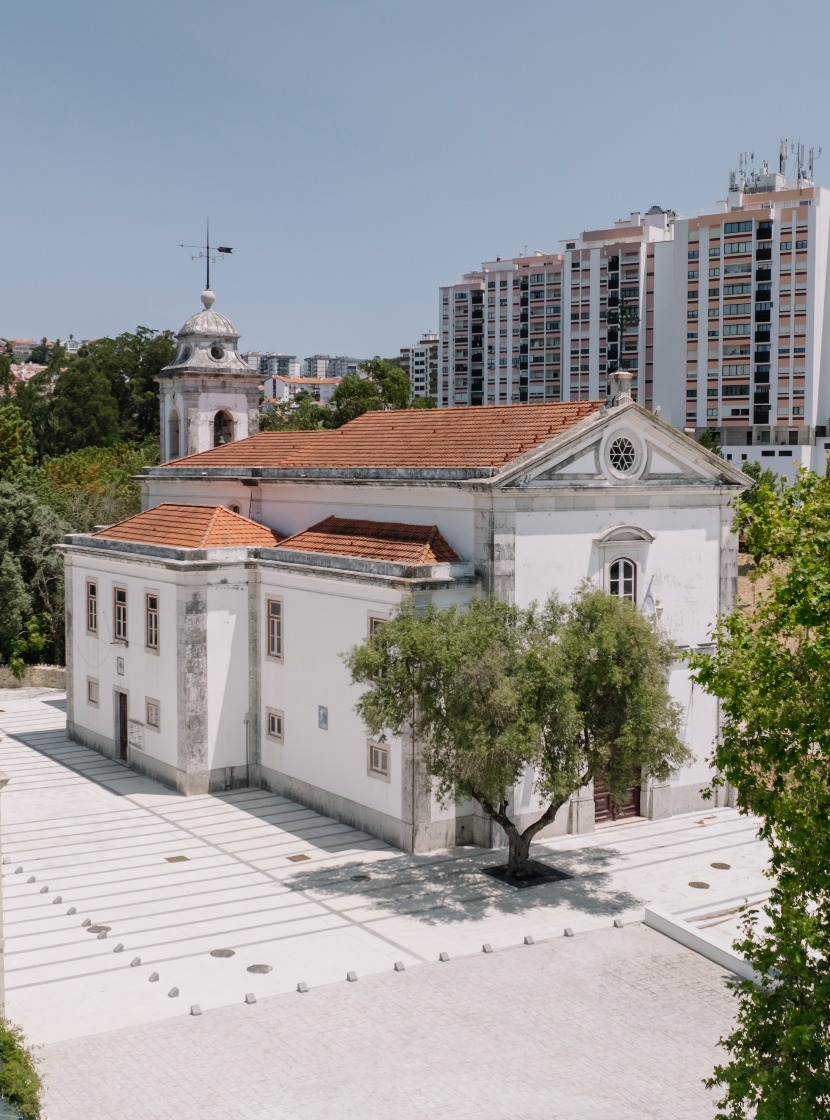 Obra em desenvolvimento de um jardim em torno de um santuário